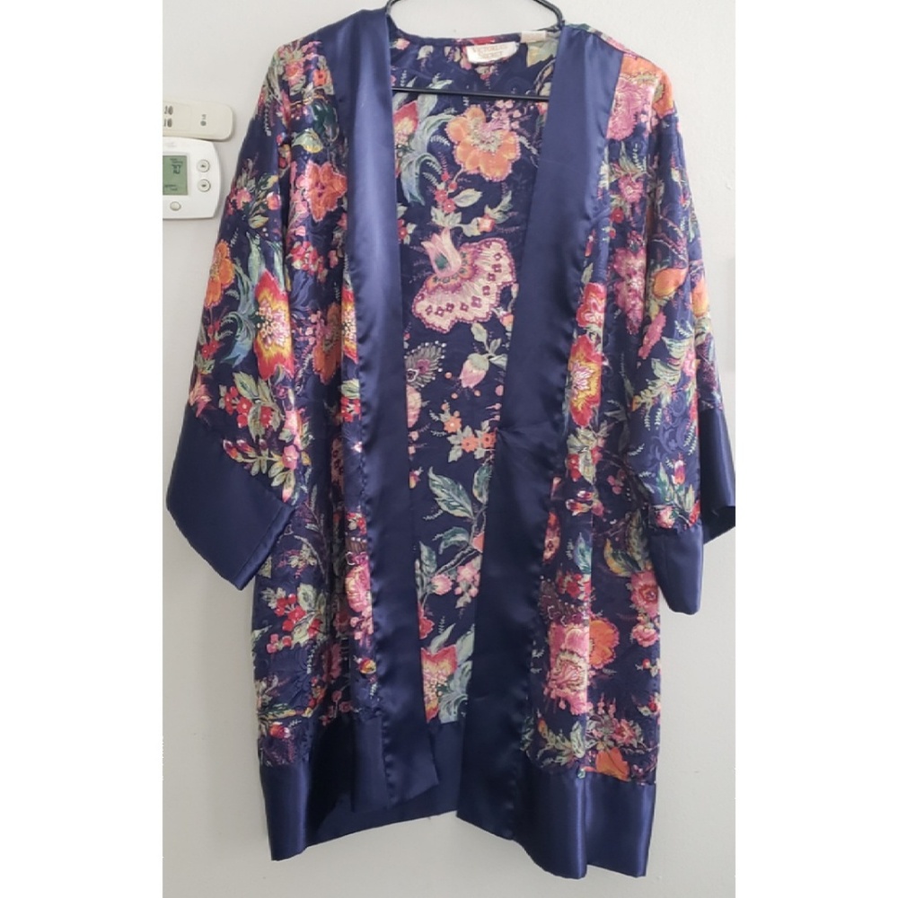 VS kimono robe